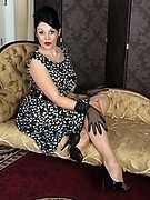 Hot mature in seamed nylons and heels shows her aged cunt
